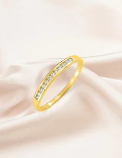 Alliance serti rail or jaune 375 ‰ et oxydes de zirconium, largeur 2,5 mm - Mariage