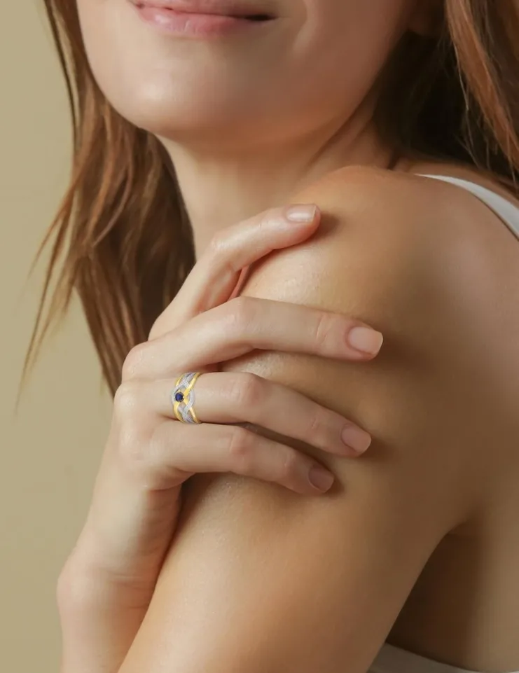 Bague bicolore or jaune 750 ‰, rhodium et saphir SO OR