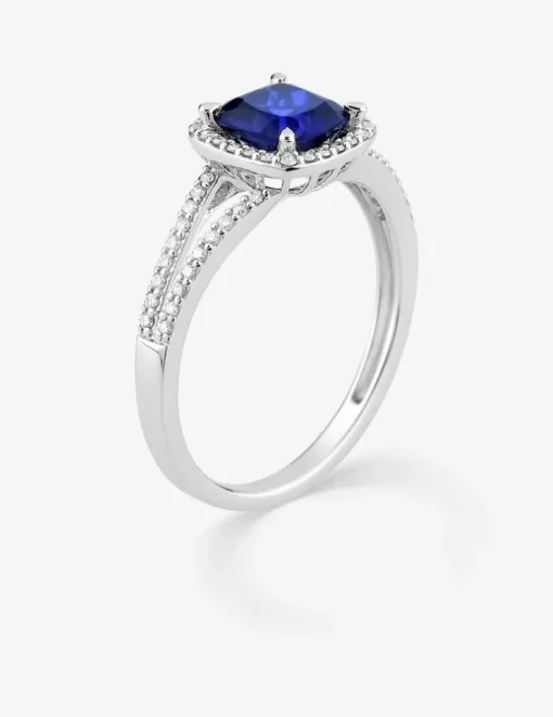Bague en or blanc 375 ‰, saphir et diamants synthétiques 0,24 ct SO OR