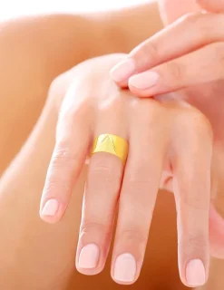 Bague en plaqué or jaune motif triangle graphique SO OR