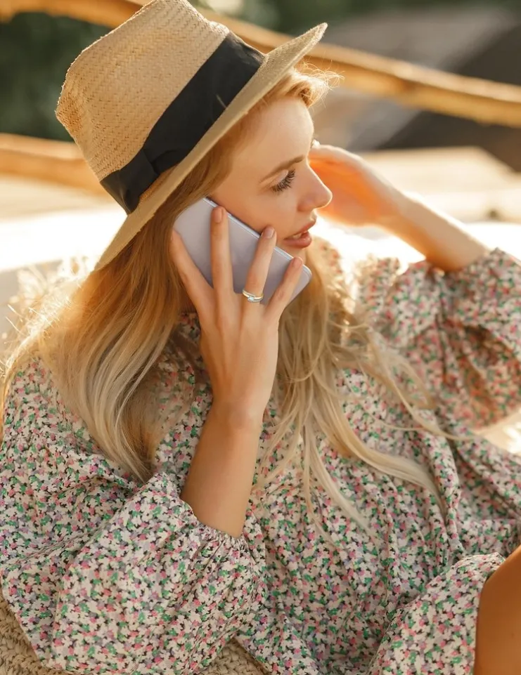 Bague monture bicolore or 750‰, topaze bleue traitée et oxydes de zirconium SO OR