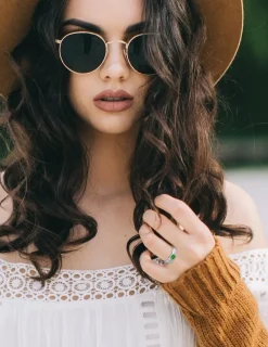 Bague or blanc 375‰, émeraude et oxyde de zirconium SO OR