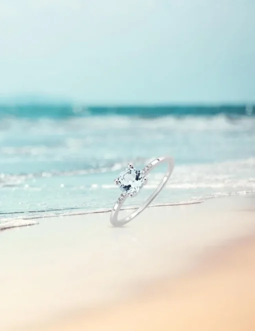 Bague or blanc 375‰, topaze, oxyde de zirconium SO OR