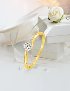 Bague solitaire 4 griffes or jaune 375 ‰ et oxyde de zirconium SO OR