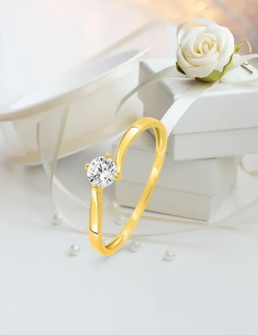 Bague solitaire 4 griffes or jaune 375 ‰ et oxyde de zirconium SO OR