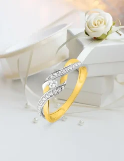 Bague solitaire accompagné or jaune 375 ‰, oxydes de zirconium et rhodium SO OR