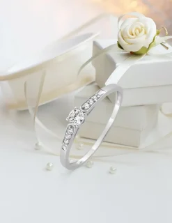 Bague solitaire accompagné or blanc 375 ‰ et oxydes de zirconium sertis 4 griffes SO OR