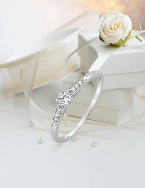 Bague solitaire accompagné or blanc 375 ‰ et oxydes de zirconium sertis 4 griffes SO OR