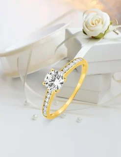 Bague solitaire accompagné or jaune 375 ‰ et oxydes de zirconium SO OR