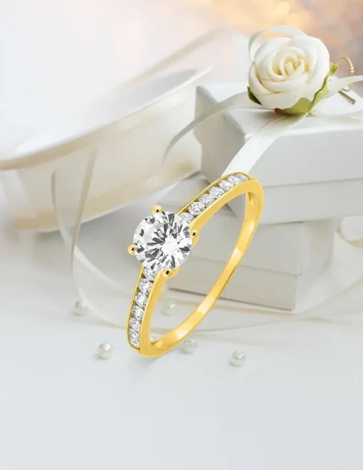 Bague solitaire accompagné or jaune 375 ‰ et oxydes de zirconium SO OR