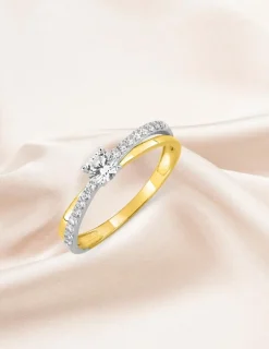 Bague solitaire accompagné bicolore or 375 ‰, oxydes de zirconium, rhodium SO OR