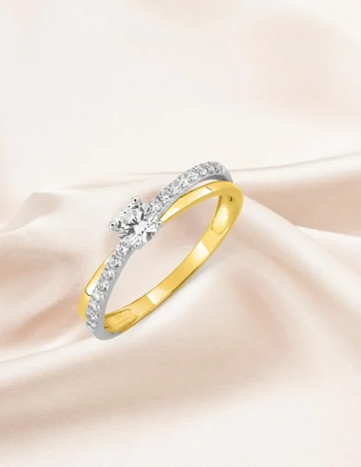 Bague solitaire accompagné bicolore or 375 ‰, oxydes de zirconium, rhodium SO OR