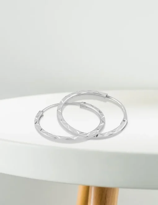 Boucles d'oreilles créoles diamantées en or blanc 375 ‰ SO OR