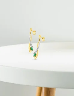 Boucles d'oreilles pendantes or jaune 750 ‰, émeraude et rhodium SO OR