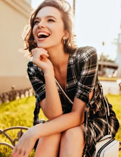 Boucles d'oreilles pendantes en or jaune 375‰ et oxyde de zirconium SO OR