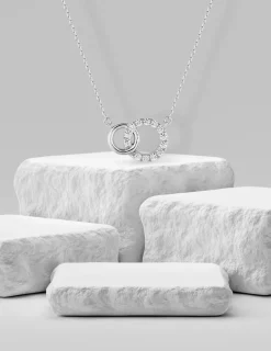 Collier deux cercles entrelacés en or blanc 375 ‰ et oxydes de zirconium avec rhodium SO OR
