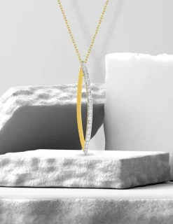 Collier motif en or jaune 375 ‰ et rhodié, avec oxydes de zirconium SO OR