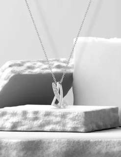 Collier motif géométrique en or blanc 375 ‰ et oxydes de zirconium SO OR