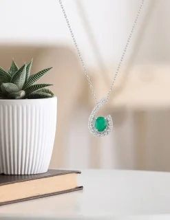 Collier or blanc 375‰, émeraude et oxyde de zirconium SO OR