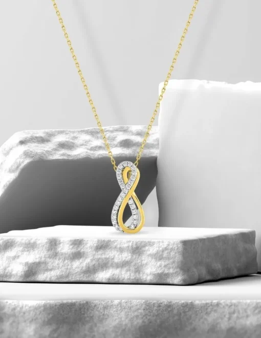 Collier pendentif en or jaune 375 ‰ et rhodié, avec oxydes de zirconium SO OR