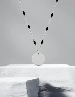 Collier pendentif fantaisie noir et acier, plaque ronde SO OR