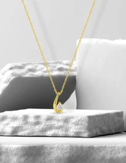 Collier virgule or jaune 375 ‰ et oxyde de zirconium SO OR
