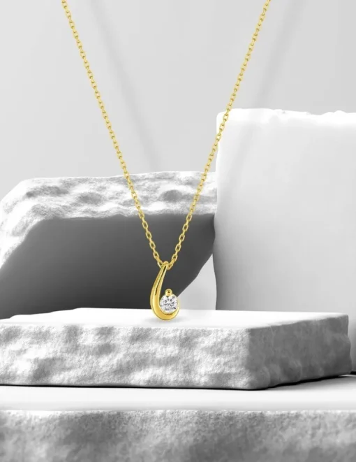Collier virgule or jaune 375 ‰ et oxyde de zirconium SO OR