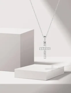 Pendentif croix bâton or blanc 375 ‰ et oxydes de zirconium SO OR