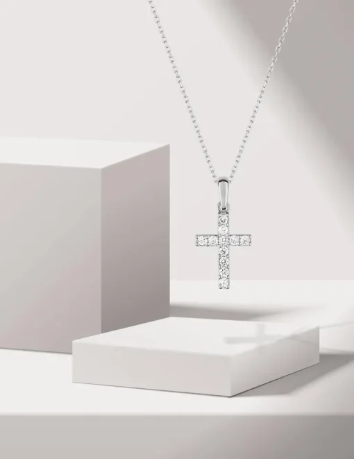 Pendentif croix bâton or blanc 375 ‰ et oxydes de zirconium SO OR